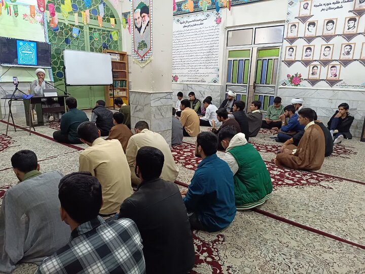 طلاب در جلسه آموزشی ساحت‌های تربیتی و ابعاد رشد طلبه در مدرسه علمیه قائمیه کرمان شرکت کرده‌اند.