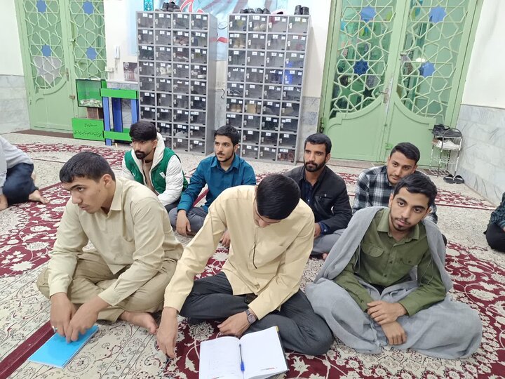طلاب در جلسه آموزشی ساحت‌های تربیتی و ابعاد رشد طلبه در مدرسه علمیه قائمیه کرمان شرکت کرده‌اند.