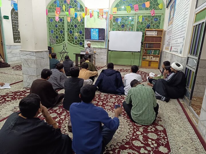طلاب در جلسه آموزشی ساحت‌های تربیتی و ابعاد رشد طلبه در مدرسه علمیه قائمیه کرمان شرکت کرده‌اند.