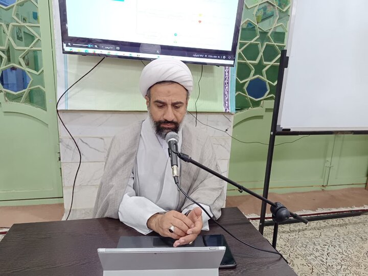طلاب در جلسه آموزشی ساحت‌های تربیتی و ابعاد رشد طلبه در مدرسه علمیه قائمیه کرمان شرکت کرده‌اند.