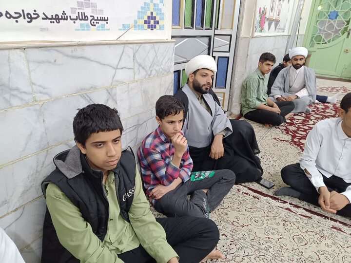 طلاب در جلسه آموزشی ساحت‌های تربیتی و ابعاد رشد طلبه در مدرسه علمیه قائمیه کرمان شرکت کرده‌اند.