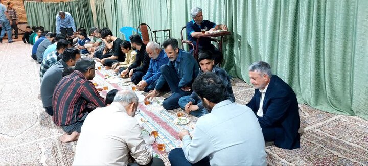 تصاویر/ نمازجماعت و افطاری ساده در شهداد