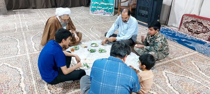 تصاویر/ نمازجماعت و افطاری ساده در شهداد