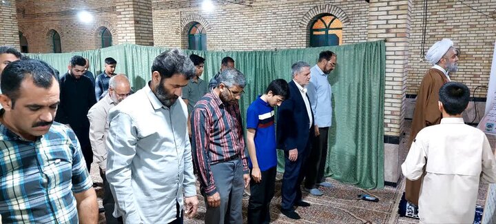 تصاویر/ نمازجماعت و افطاری ساده در شهداد
