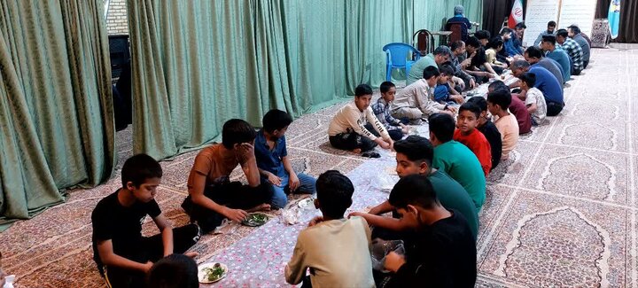 تصاویر/ نمازجماعت و افطاری ساده در شهداد