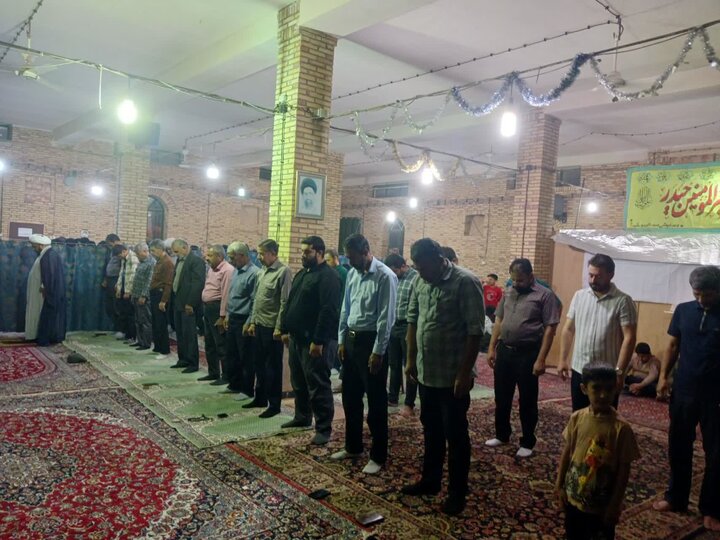 نمازجماعت و افطاری ساده در شهداد
