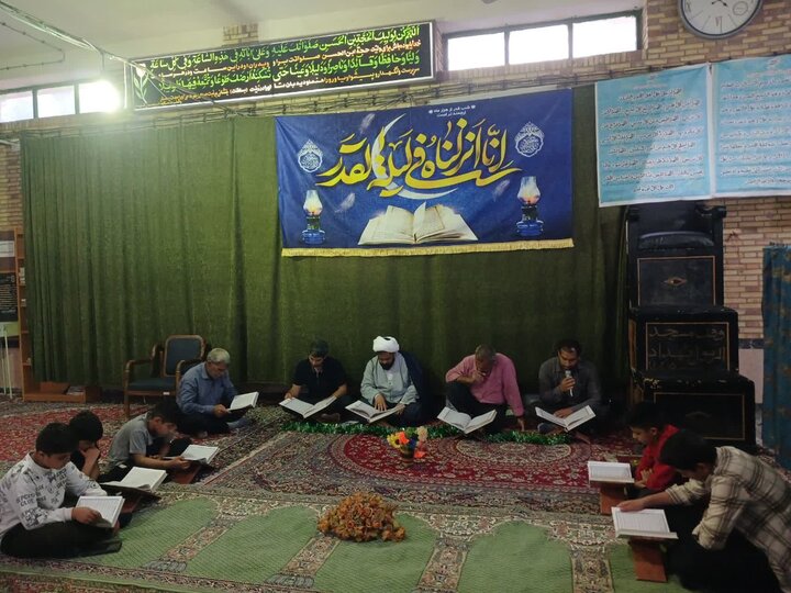 نمازجماعت و افطاری ساده در شهداد