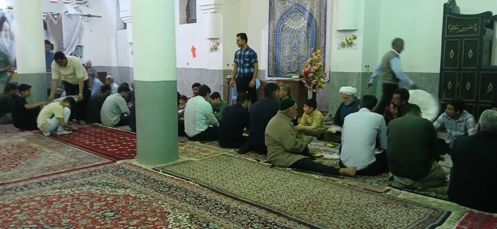نمازجماعت و افطاری ساده در شهداد