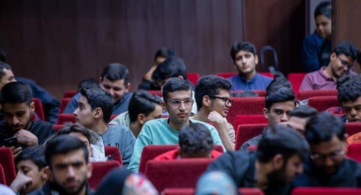 تصاویر/ نشست نوجوانان سیرجانی با سردار حاج حسین یکتا