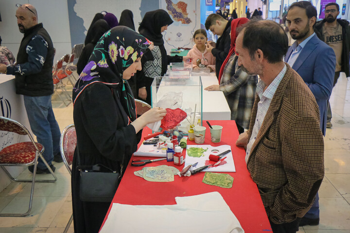 تصاویر/ حال و هوای دومین روز از سی و سومین دوره نمایشگاه بین‌المللی قرآن کریم