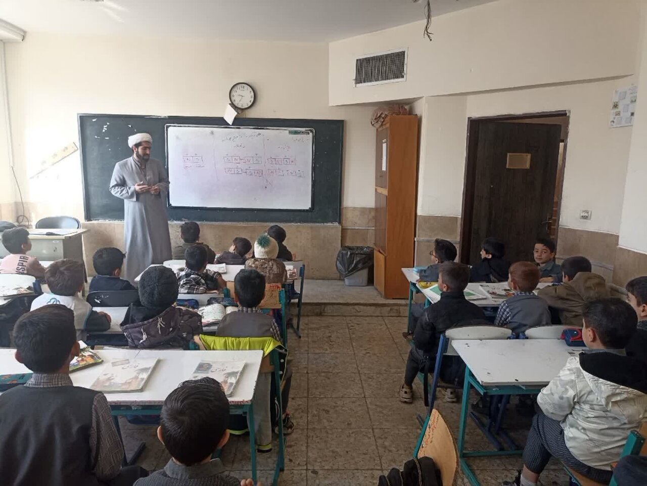 فعالیت گروه جهادی تبلیغی رشد در مدارس مناطق حاشیهای شهر قم