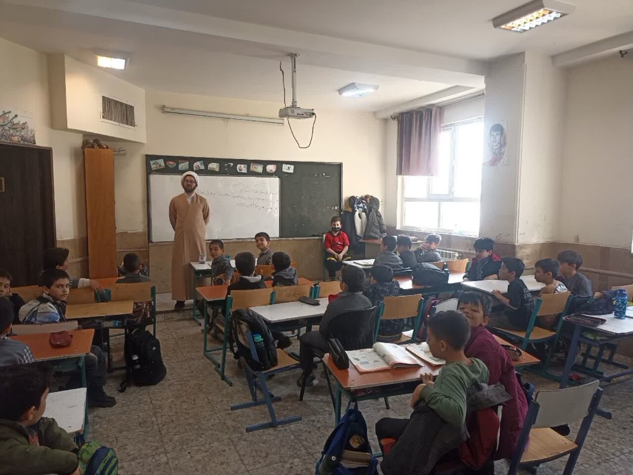 فعالیت&nbsp;گروه جهادی تبلیغی رشد در مدارس مناطق حاشیه‌ای شهر قم