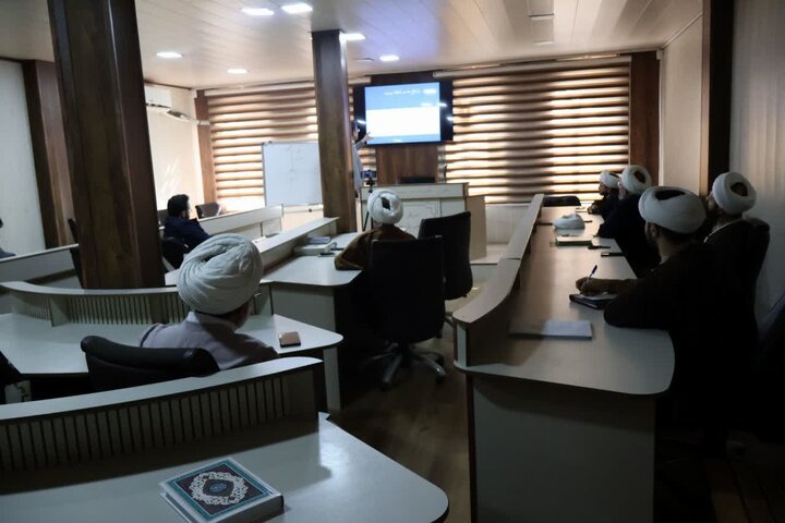 تصاویر/ کارگاه آموزشی رویت هلال ماه در مدرسه علمیه امام خمینی(ره) ارومیه