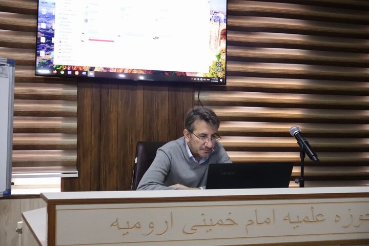 تصاویر/ کارگاه آموزشی رویت هلال ماه در مدرسه علمیه امام خمینی(ره) ارومیه