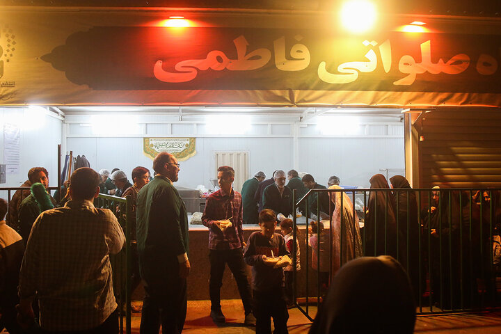 محطات الضيافة تستقبل الصائمين في حرم السيدة فاطمة المعصومة (عليها السلام)