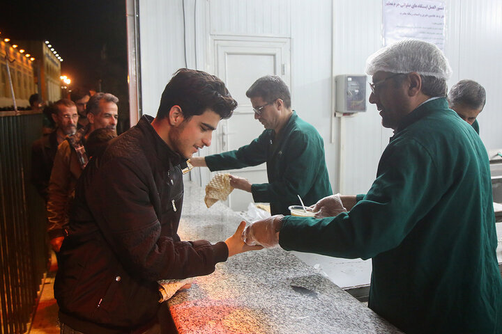 محطات الضيافة تستقبل الصائمين في حرم السيدة فاطمة المعصومة (عليها السلام)