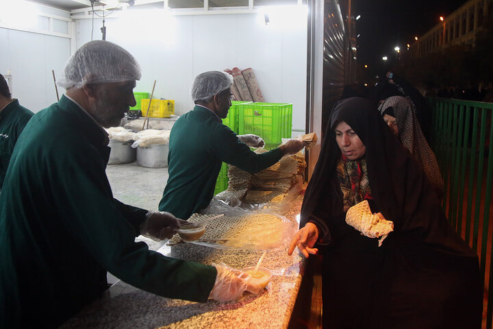 محطات الضيافة تستقبل الصائمين في حرم السيدة فاطمة المعصومة (عليها السلام)