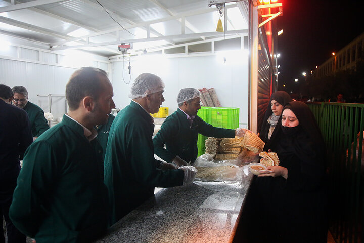 محطات الضيافة تستقبل الصائمين في حرم السيدة فاطمة المعصومة (عليها السلام)