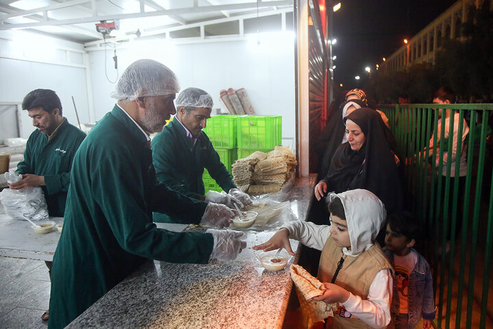 محطات الضيافة تستقبل الصائمين في حرم السيدة فاطمة المعصومة (عليها السلام)