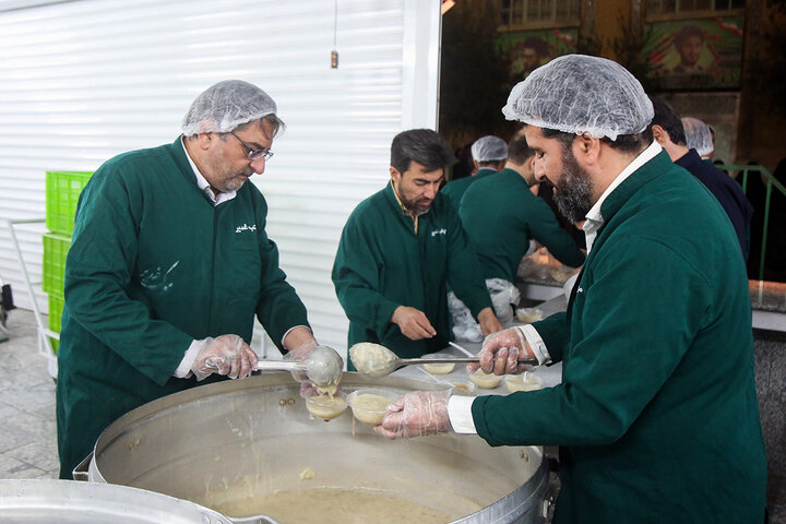 محطات الضيافة تستقبل الصائمين في حرم السيدة فاطمة المعصومة (عليها السلام)
