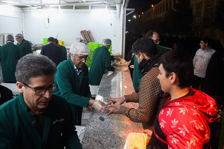 محطات الضيافة تستقبل الصائمين في حرم السيدة فاطمة المعصومة (عليها السلام)