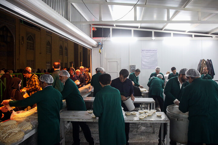 محطات الضيافة تستقبل الصائمين في حرم السيدة فاطمة المعصومة (عليها السلام)