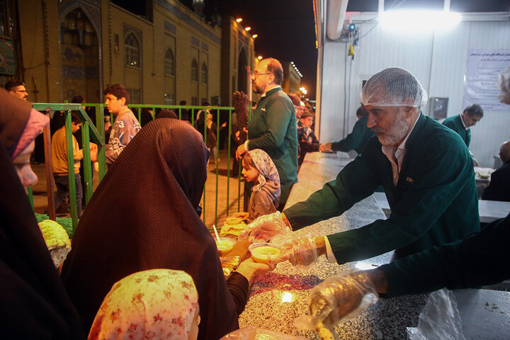 محطات الضيافة تستقبل الصائمين في حرم السيدة فاطمة المعصومة (عليها السلام)