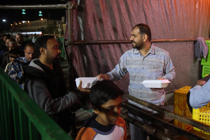 محطات الضيافة تستقبل الصائمين في حرم السيدة فاطمة المعصومة (عليها السلام)