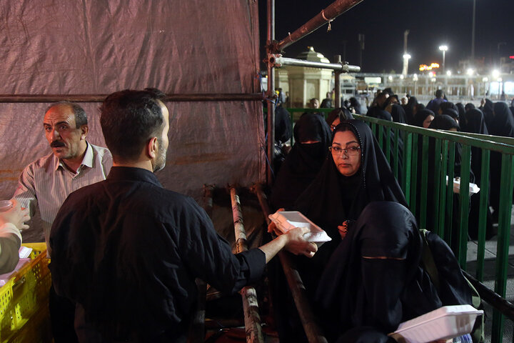 محطات الضيافة تستقبل الصائمين في حرم السيدة فاطمة المعصومة (عليها السلام)