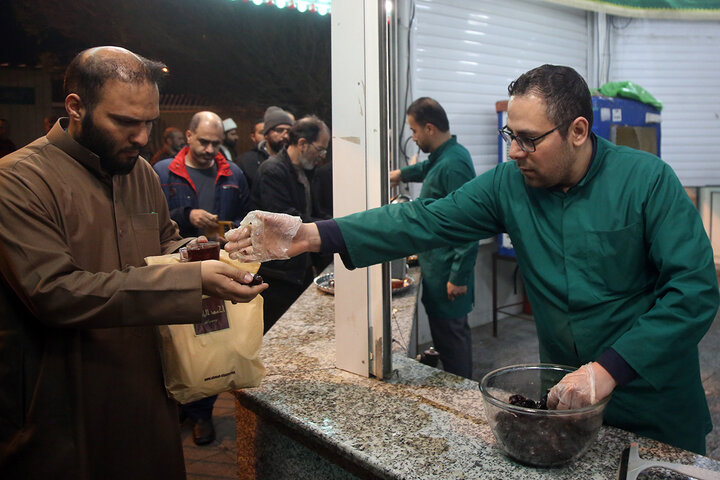 محطات الضيافة تستقبل الصائمين في حرم السيدة فاطمة المعصومة (عليها السلام)