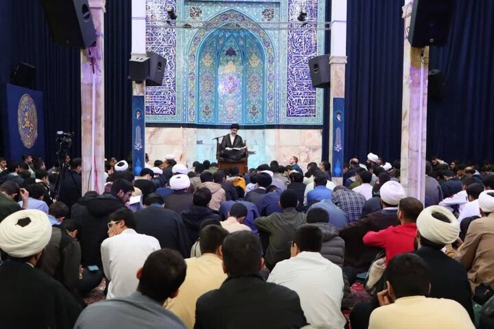 تصاویر/ جلسه معارف قرآن و اهل‌بیت(ع) در مدرسه علمیه آیت‌الله حق‌شناس