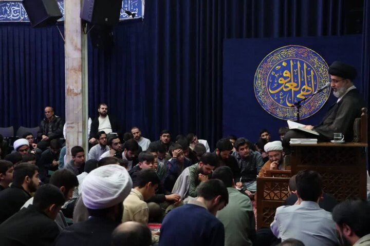 تصاویر/ جلسه معارف قرآن و اهل‌بیت(ع) در مدرسه علمیه آیت‌الله حق‌شناس