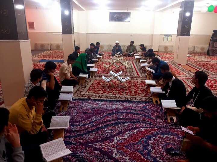 حضور اساتید و طلاب در محفل ختم روزانه قرآن کریم در مدرسه علمیه امام صادق (ع) جیرفت.