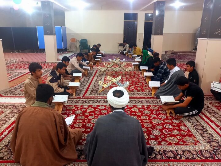 حضور اساتید و طلاب در محفل ختم روزانه قرآن کریم در مدرسه علمیه امام صادق (ع) جیرفت.