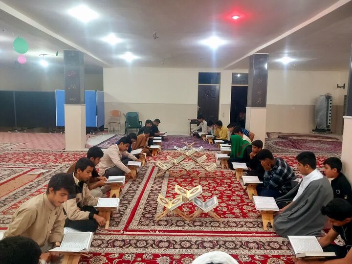 حضور اساتید و طلاب در محفل ختم روزانه قرآن کریم در مدرسه علمیه امام صادق (ع) جیرفت.