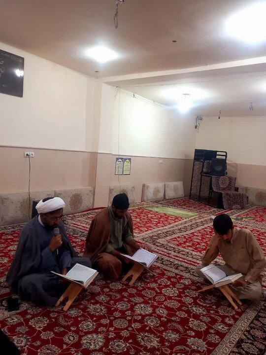 حضور اساتید و طلاب در محفل ختم روزانه قرآن کریم در مدرسه علمیه امام صادق (ع) جیرفت.