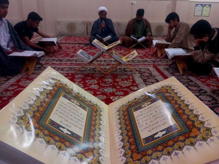حضور اساتید و طلاب در محفل ختم روزانه قرآن کریم در مدرسه علمیه امام صادق (ع) جیرفت.