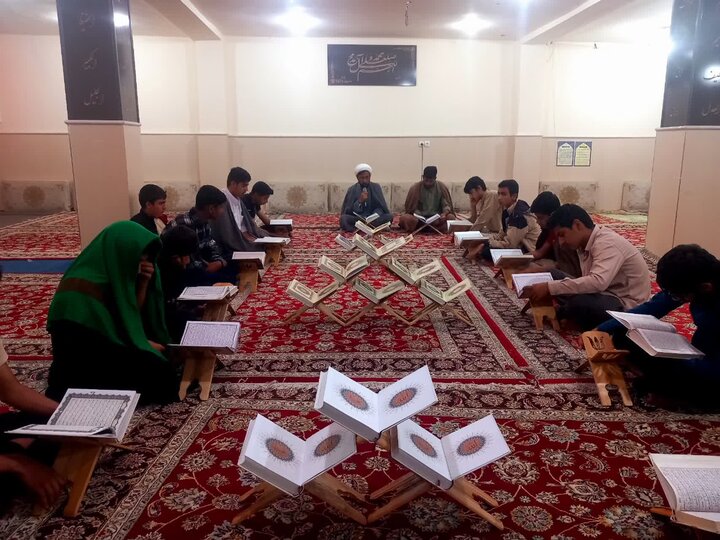 حضور اساتید و طلاب در محفل ختم روزانه قرآن کریم در مدرسه علمیه امام صادق (ع) جیرفت.