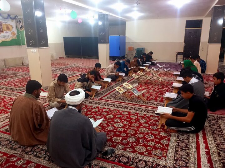 حضور اساتید و طلاب در محفل ختم روزانه قرآن کریم در مدرسه علمیه امام صادق (ع) جیرفت.
