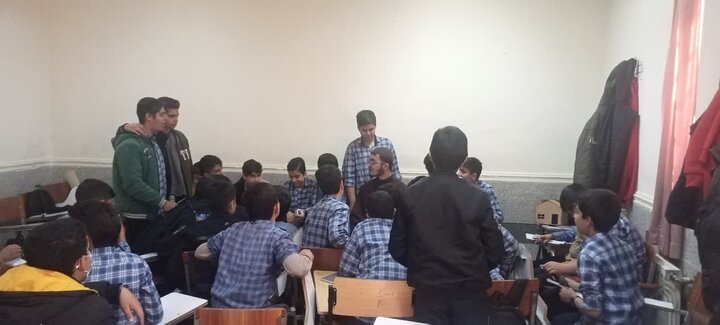 طلاب گروه راهیان ملکوت در حال برگزاری نشست‌های تربیتی و پاسخ‌گویی به دانش‌آموزان در مدارس کرمان.