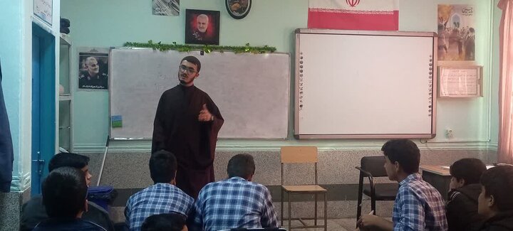 طلاب گروه راهیان ملکوت در حال برگزاری نشست‌های تربیتی و پاسخ‌گویی به دانش‌آموزان در مدارس کرمان.