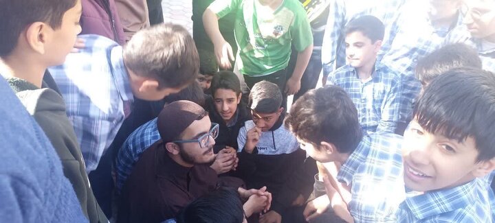 طلاب گروه راهیان ملکوت در حال برگزاری نشست‌های تربیتی و پاسخ‌گویی به دانش‌آموزان در مدارس کرمان.