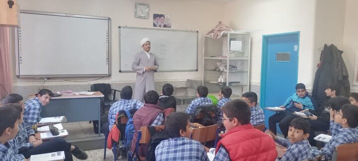 طلاب گروه راهیان ملکوت در حال برگزاری نشست‌های تربیتی و پاسخ‌گویی به دانش‌آموزان در مدارس کرمان.