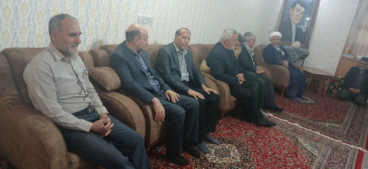 امام جمعه آران و بیدگل با خانواده شهید  معظمی دیدار کرد