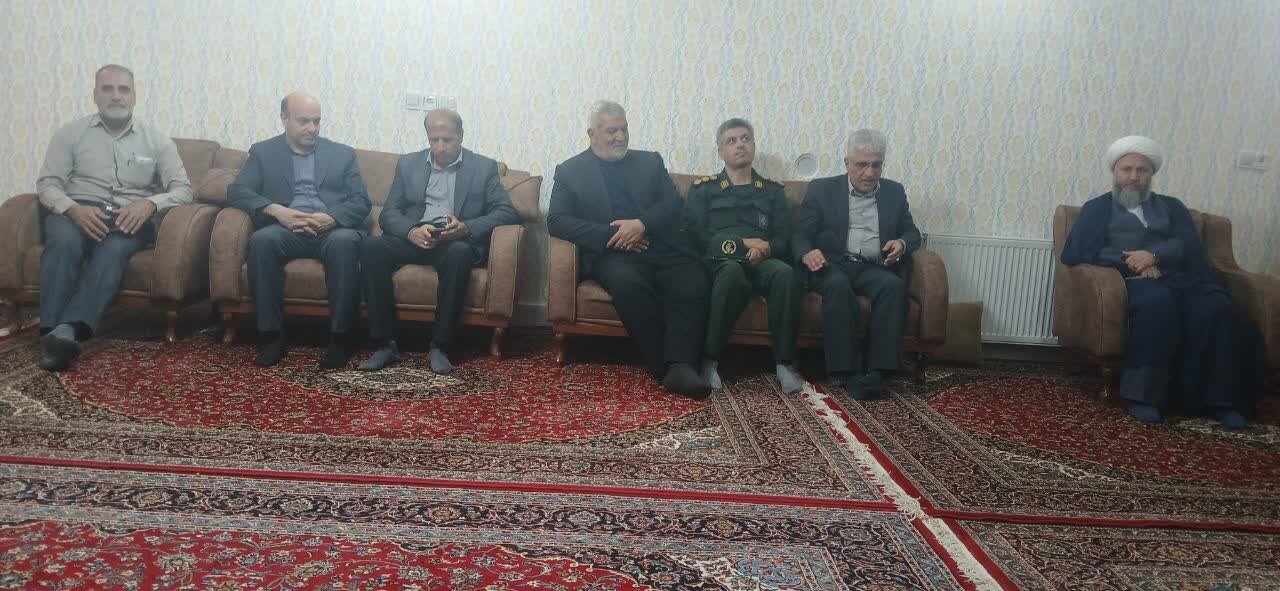 امام جمعه آران و بیدگل با خانواده شهید  معظمی دیدار کرد