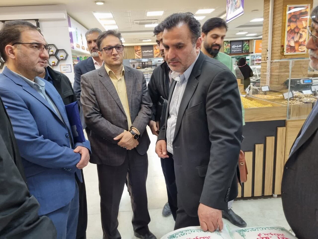 بازدید سرزده فرماندار کاشان از فروشگاه‌ها و واحدهای صنفی
