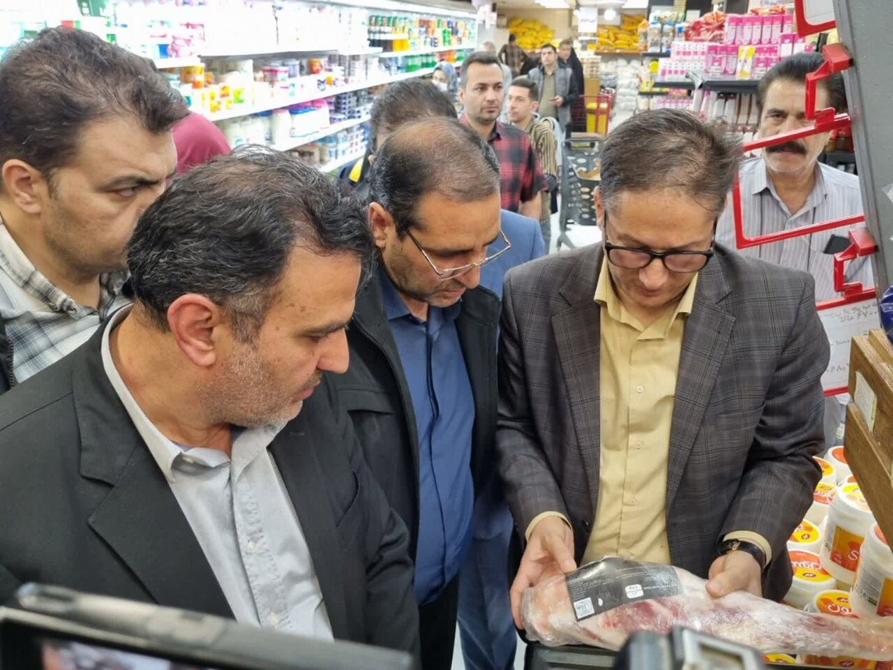 بازدید سرزده فرماندار کاشان از فروشگاهها و واحدهای صنفی