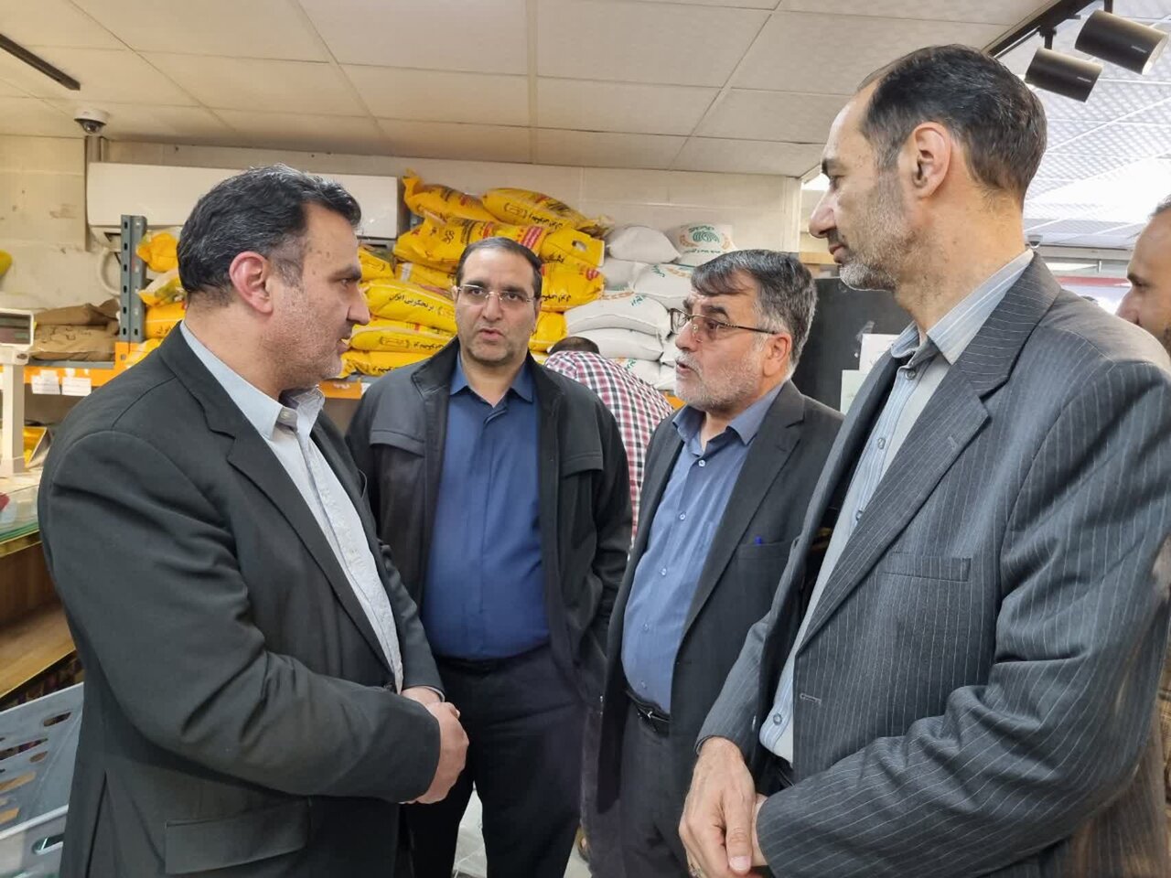 بازدید سرزده فرماندار کاشان از فروشگاه‌ها و واحدهای صنفی