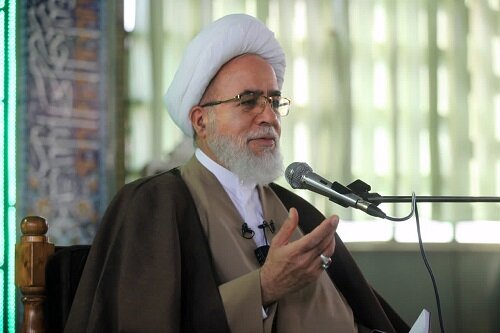 حقیقت عبادت، برقراری ارتباط با خدا و حال حضور قلب است