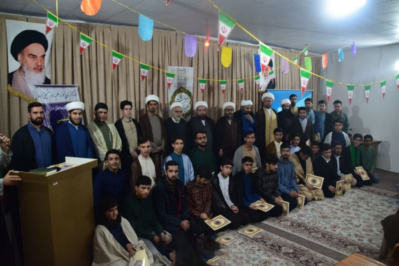 نشست طلاب همراه با تجلیل از برترین‌های مدرسه علمیه امام خمینی(ره) برگزار شد
